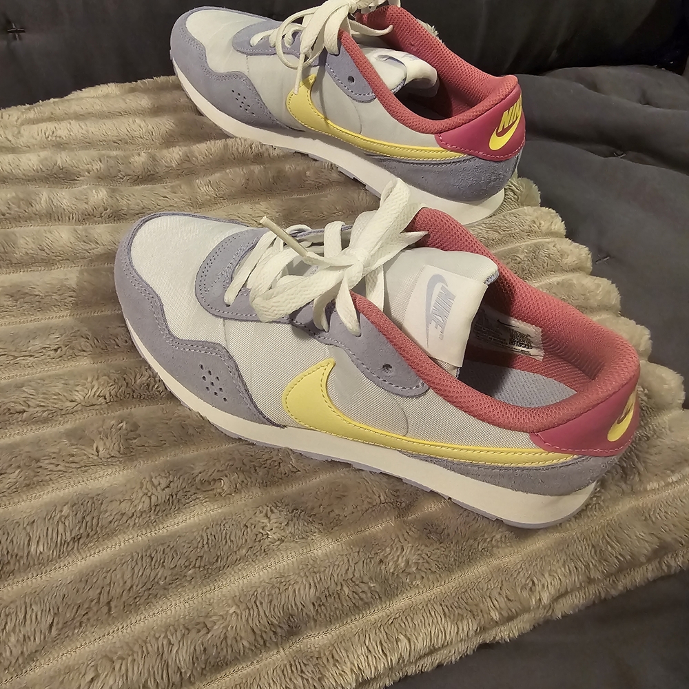 Nike MD Valiant GS 6.5/Womens 8
